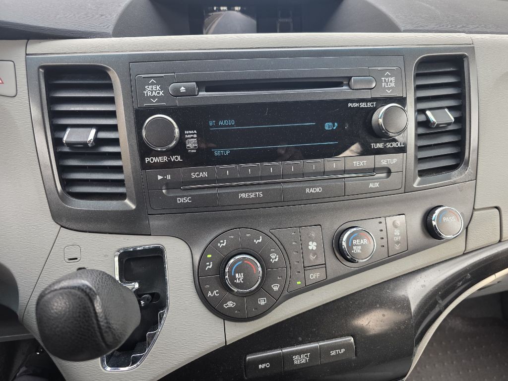 2011 Toyota Sienna Image 22