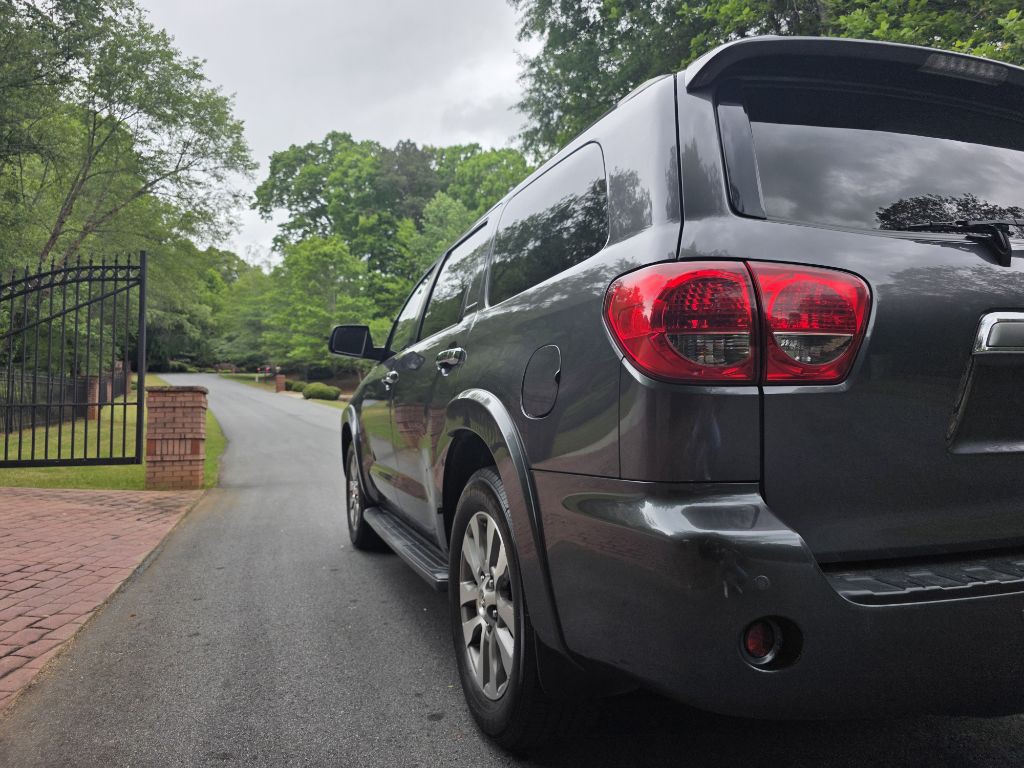 2015 Toyota Sequoia Image 2