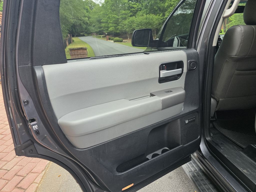 2015 Toyota Sequoia Image 13