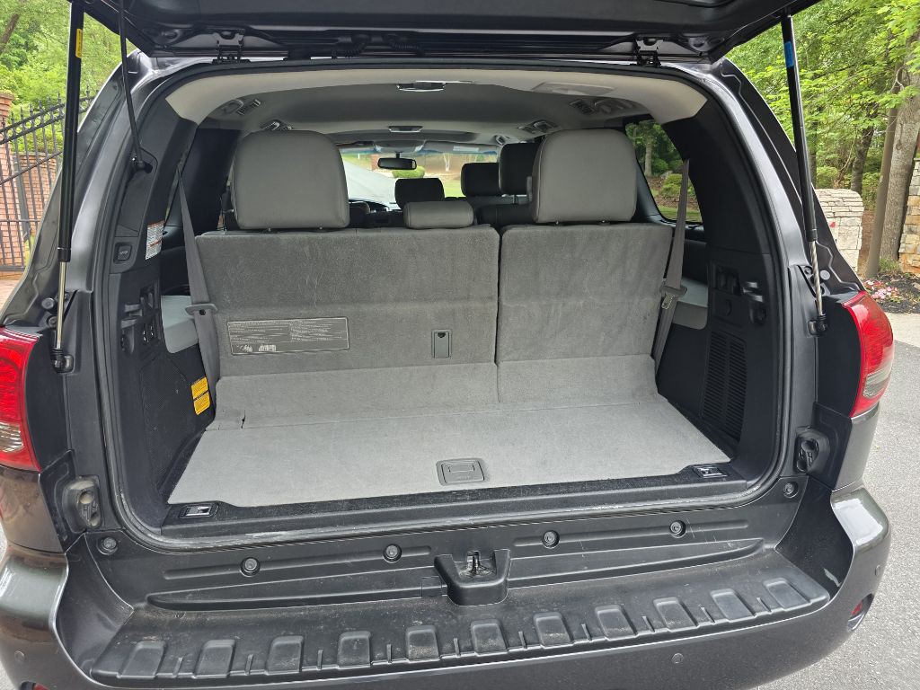 2015 Toyota Sequoia Image 16