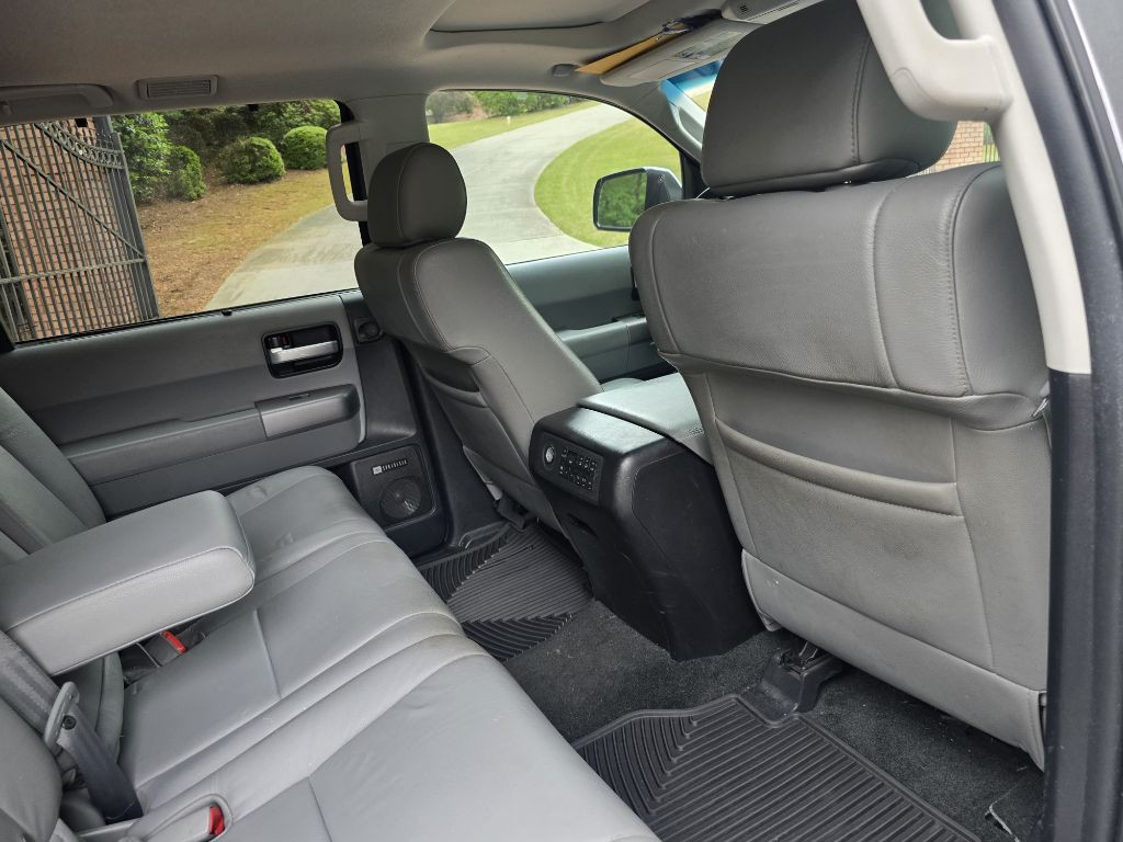 2015 Toyota Sequoia Image 18