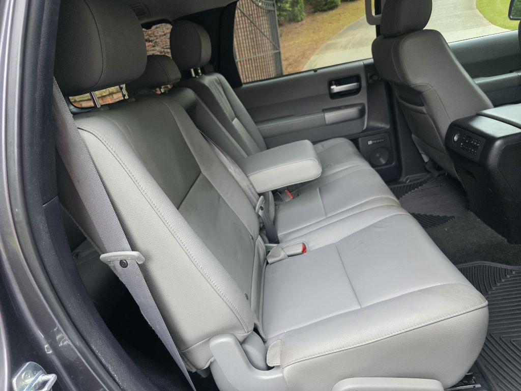 2015 Toyota Sequoia Image 19