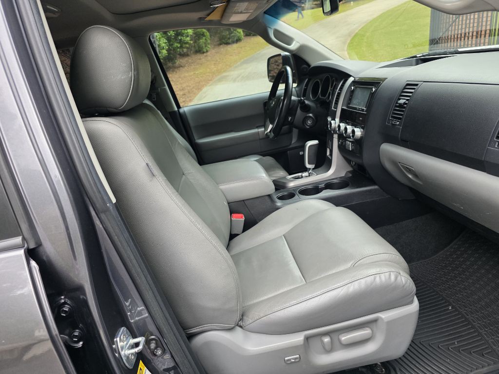 2015 Toyota Sequoia Image 22
