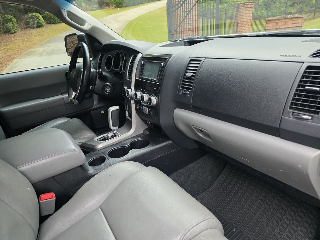 2015 Toyota Sequoia Image 23
