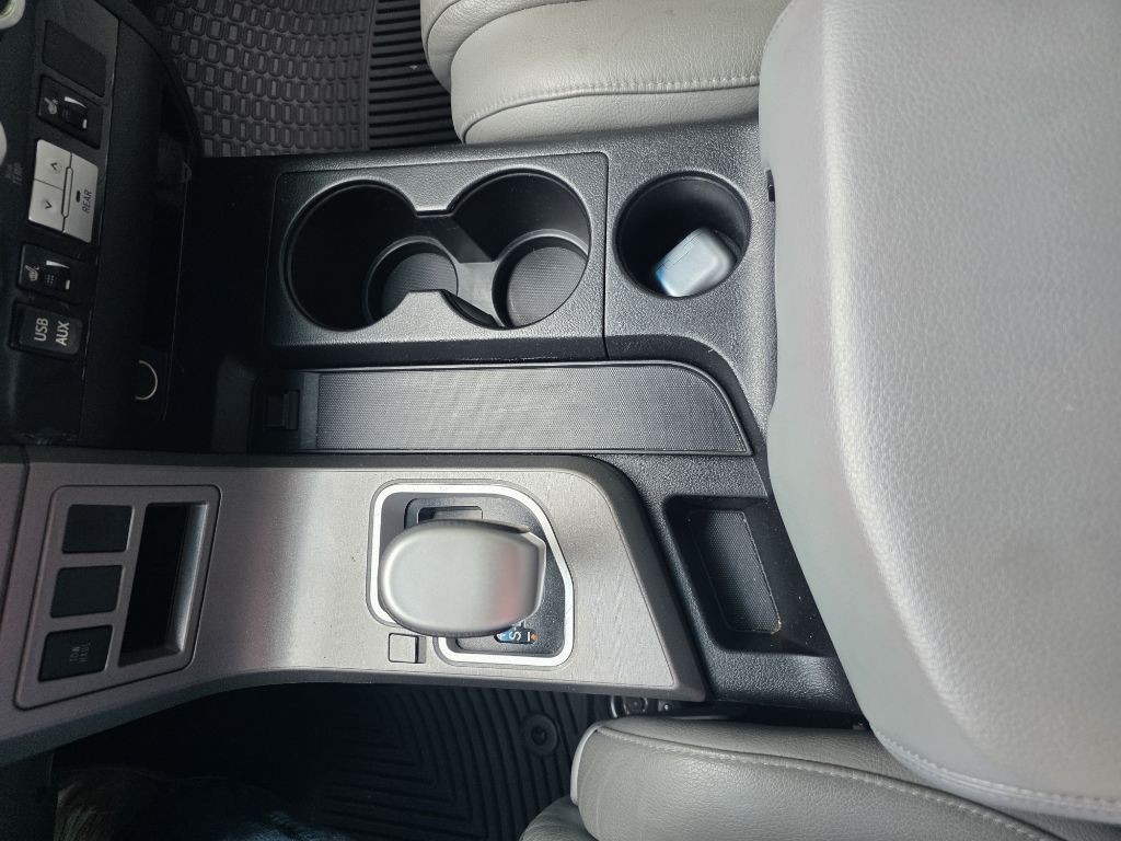 2015 Toyota Sequoia Image 25