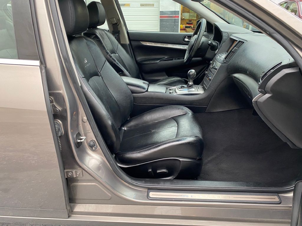 2011 INFINITI G37 Image 12
