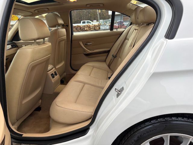 2010 BMW 3 Series Image 12