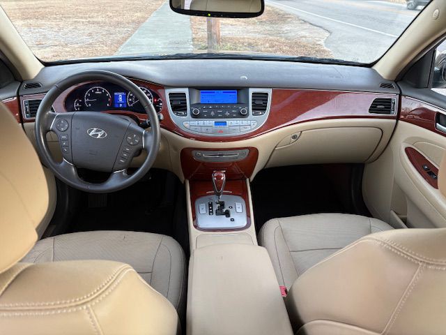 2013 Hyundai Genesis Image 10