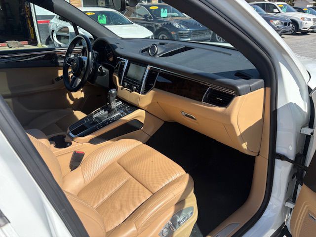2016 Porsche Macan Image 12