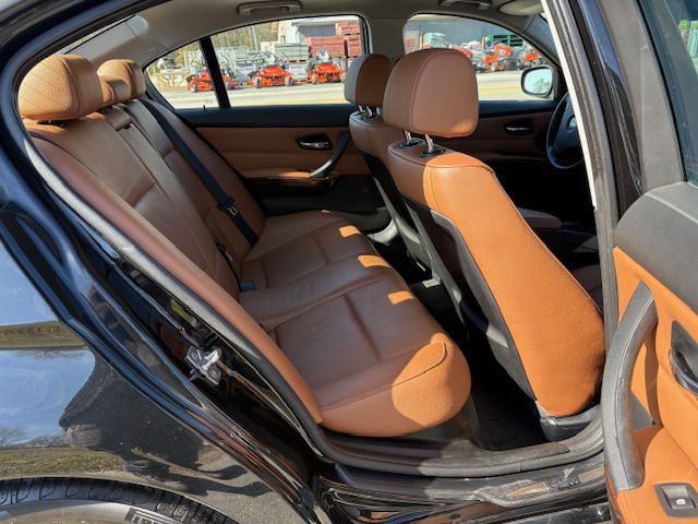 2011 BMW 3 Series Image 15