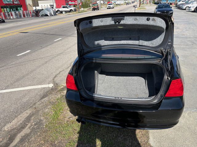 2011 BMW 3 Series Image 16