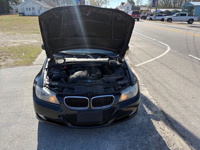 2011 BMW 3 Series Image 17