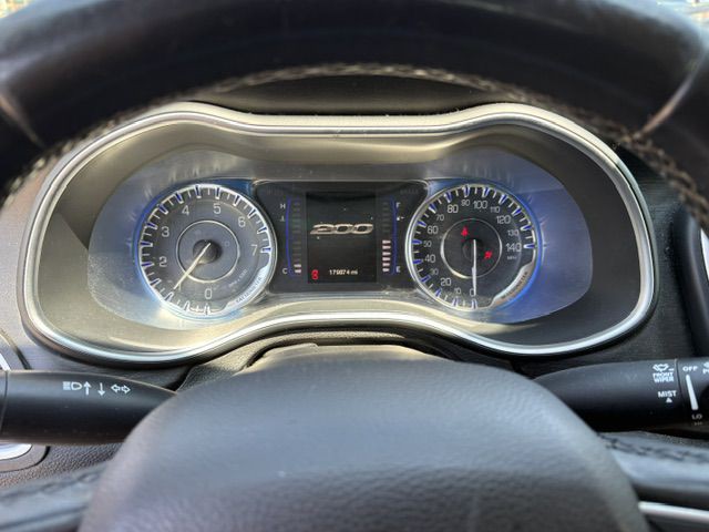 2015 Chrysler 200 Image 9