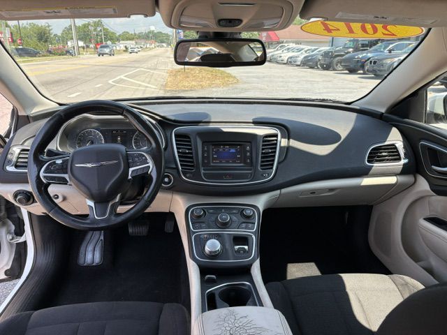 2015 Chrysler 200 Image 10