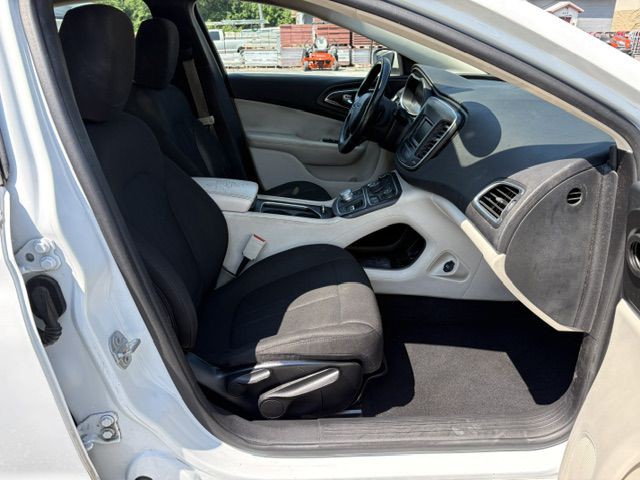 2015 Chrysler 200 Image 13
