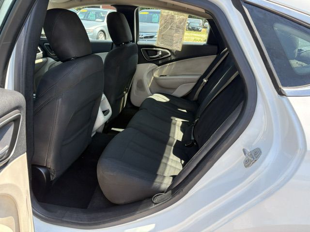 2015 Chrysler 200 Image 14