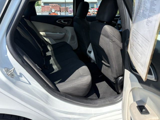 2015 Chrysler 200 Image 15