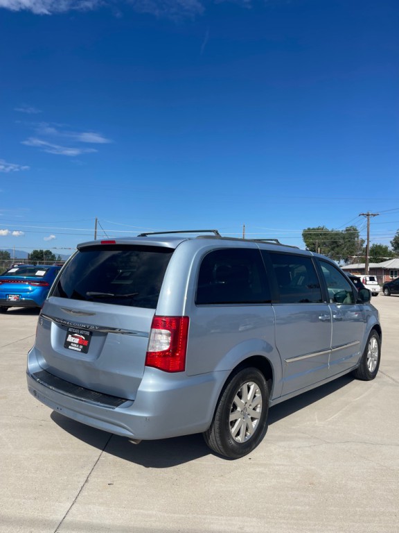 2013 Chrysler Town & Country Image 3