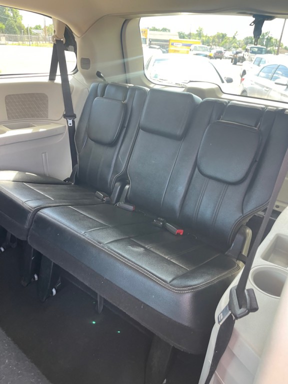 2013 Chrysler Town & Country Image 12