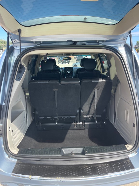 2013 Chrysler Town & Country Image 13