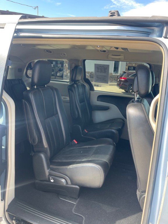 2013 Chrysler Town & Country Image 14