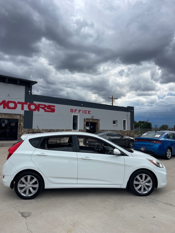 2012 Hyundai Accent Image 2