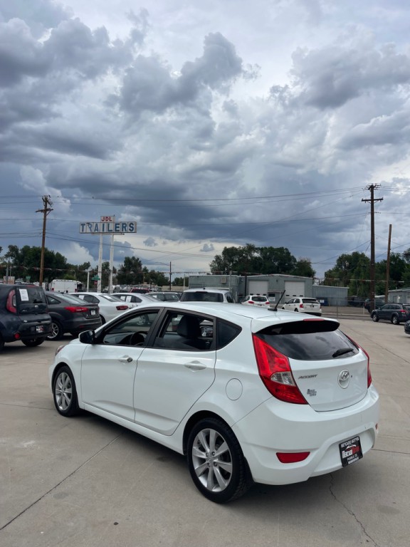 2012 Hyundai Accent Image 5