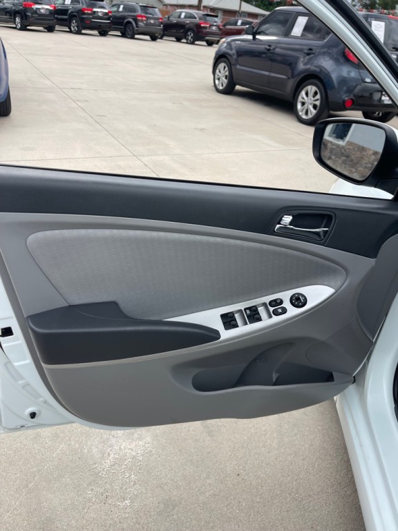 2012 Hyundai Accent Image 9