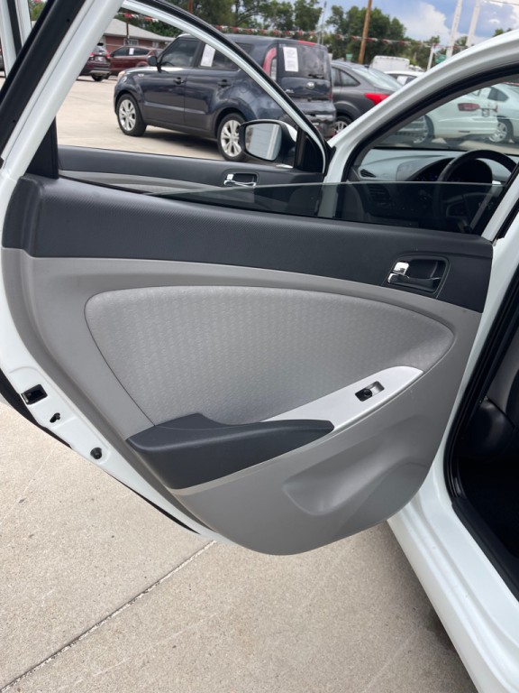 2012 Hyundai Accent Image 11