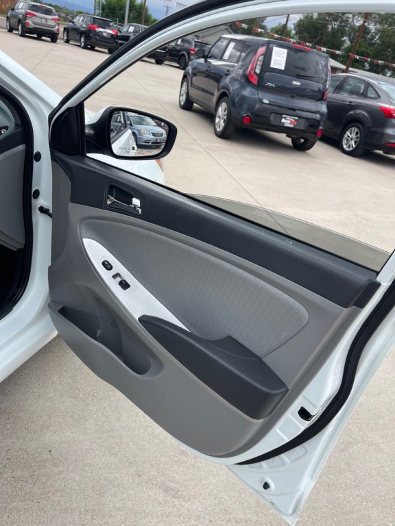 2012 Hyundai Accent Image 15