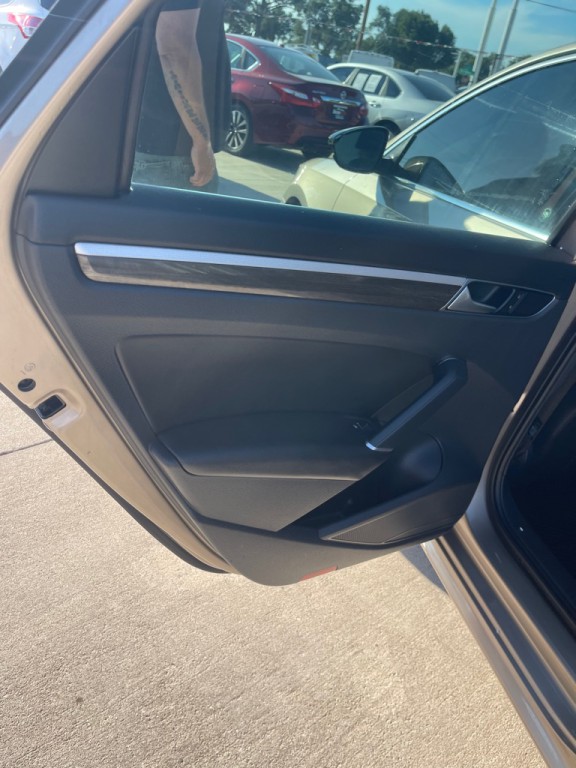 2016 Volkswagen Passat Image 12