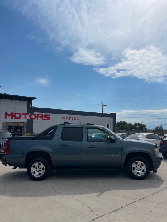 2011 Chevrolet Avalanche Image 2