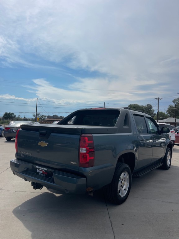 2011 Chevrolet Avalanche Image 3