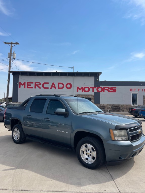 2011 Chevrolet Avalanche Image 1
