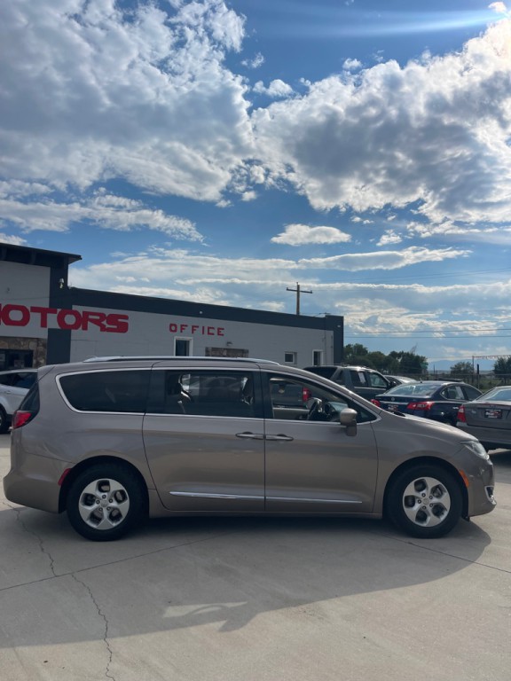 2017 Chrysler Pacifica Image 2