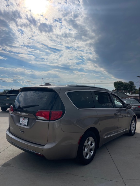 2017 Chrysler Pacifica Image 3