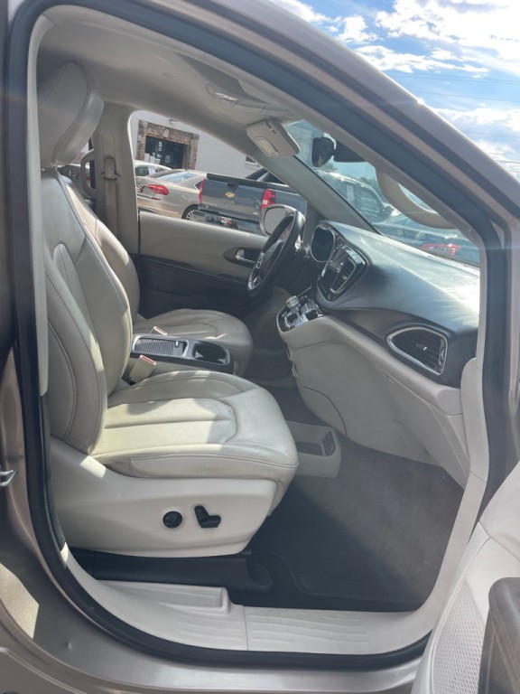 2017 Chrysler Pacifica Image 16