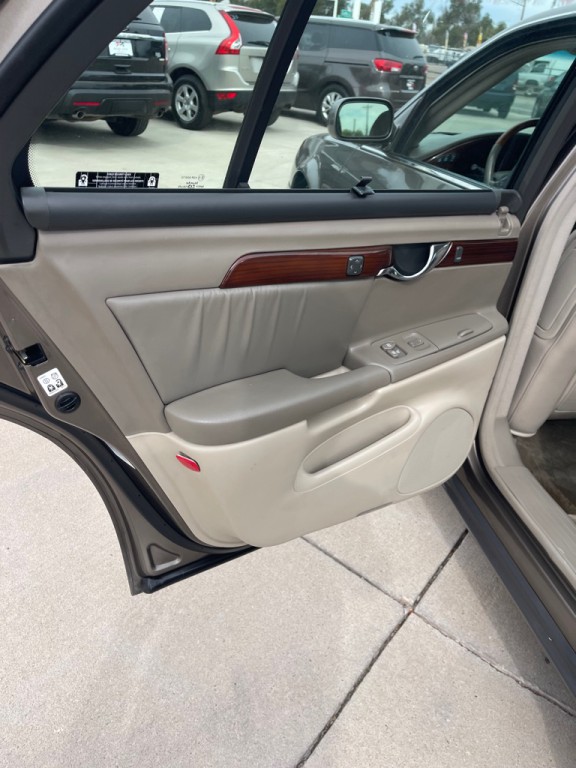 2002 Cadillac DeVille Image 13