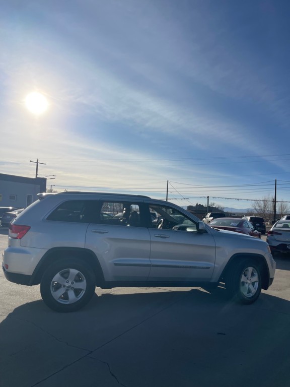 2011 Jeep Grand Cherokee Image 2