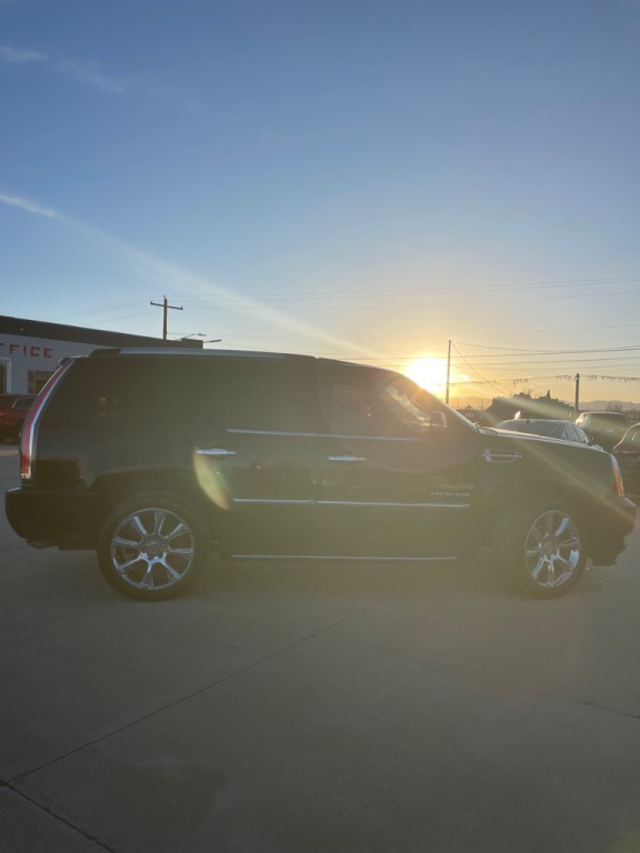 2013 Cadillac Escalade Image 2