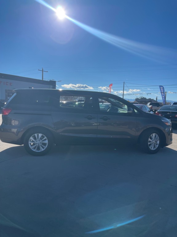 2017 Kia Sedona Image 2