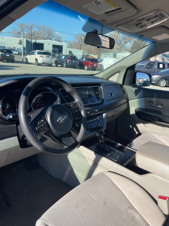 2017 Kia Sedona Image 9