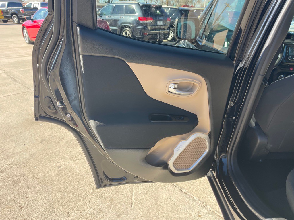 2015 Jeep Renegade Image 12