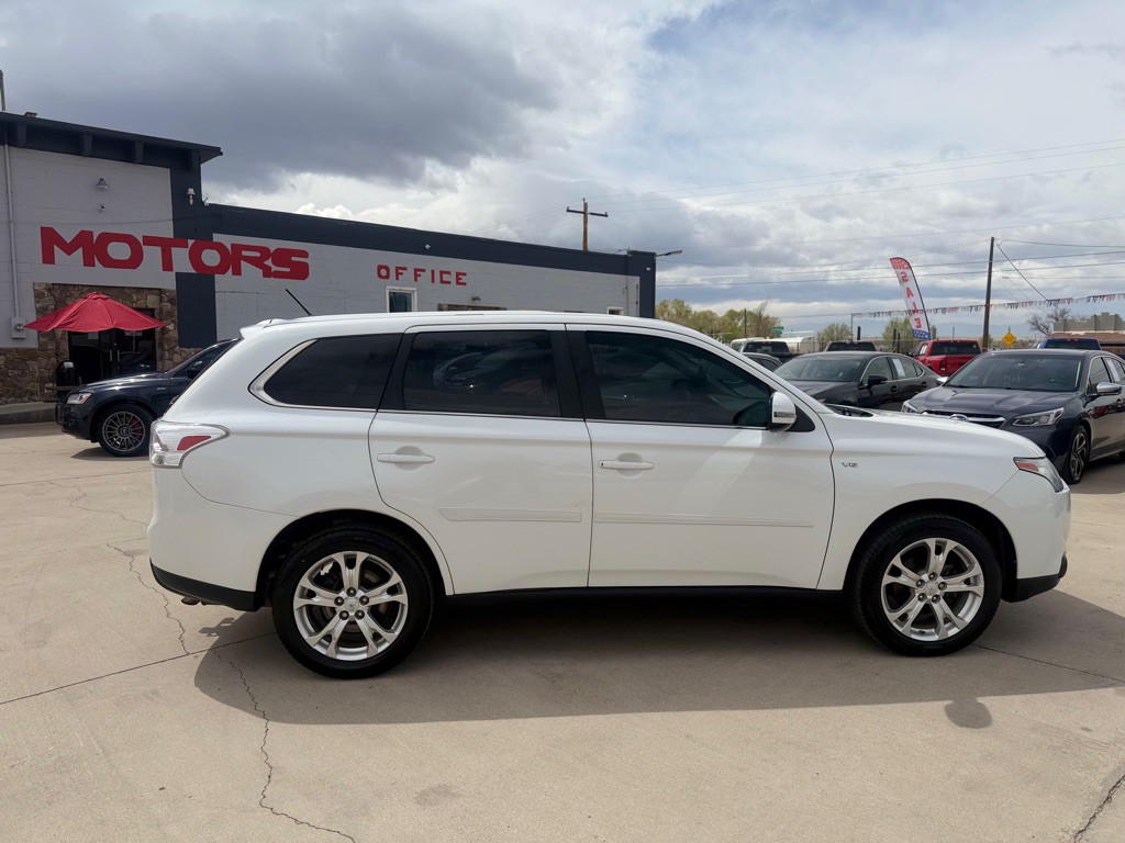 2014 Mitsubishi Outlander Image 2