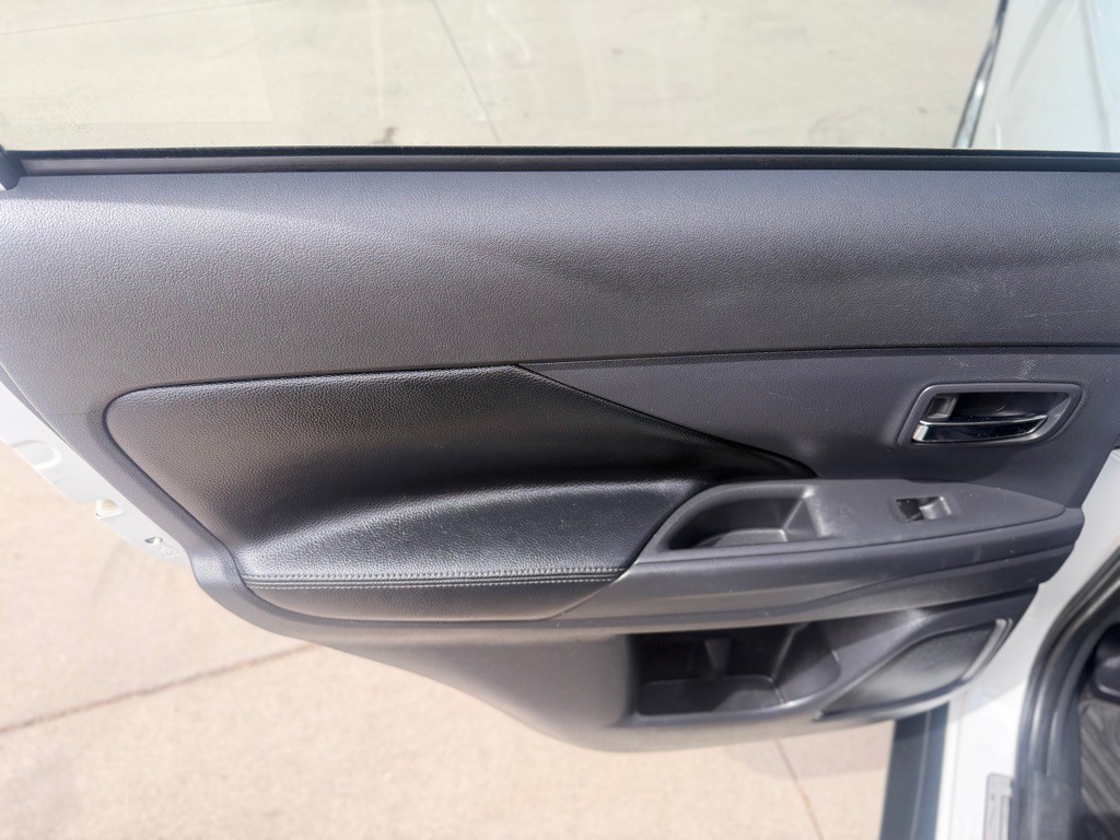 2014 Mitsubishi Outlander Image 11