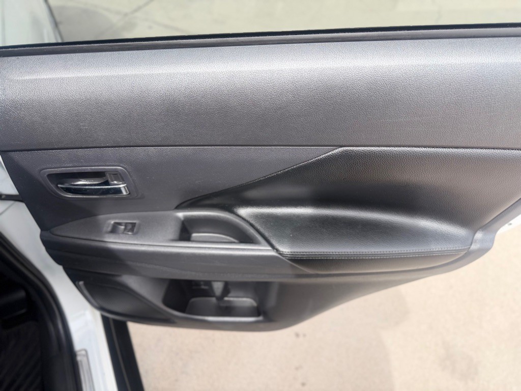 2014 Mitsubishi Outlander Image 14