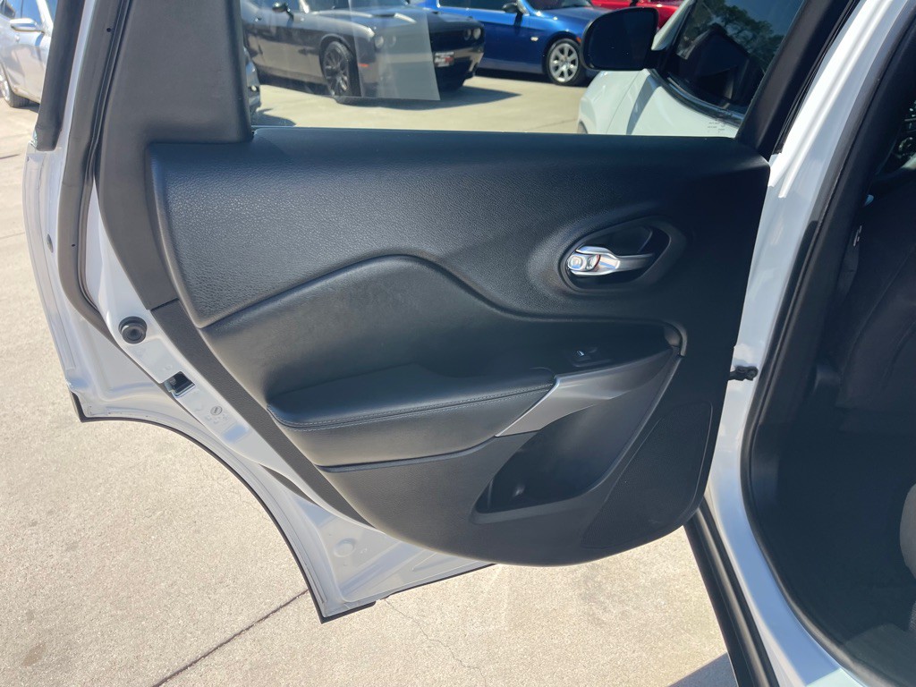 2019 Jeep Cherokee Image 12