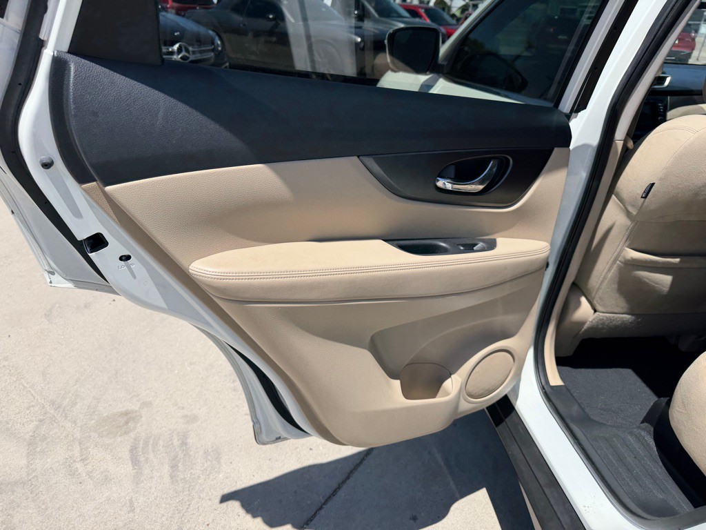 2016 Nissan Rogue Image 12