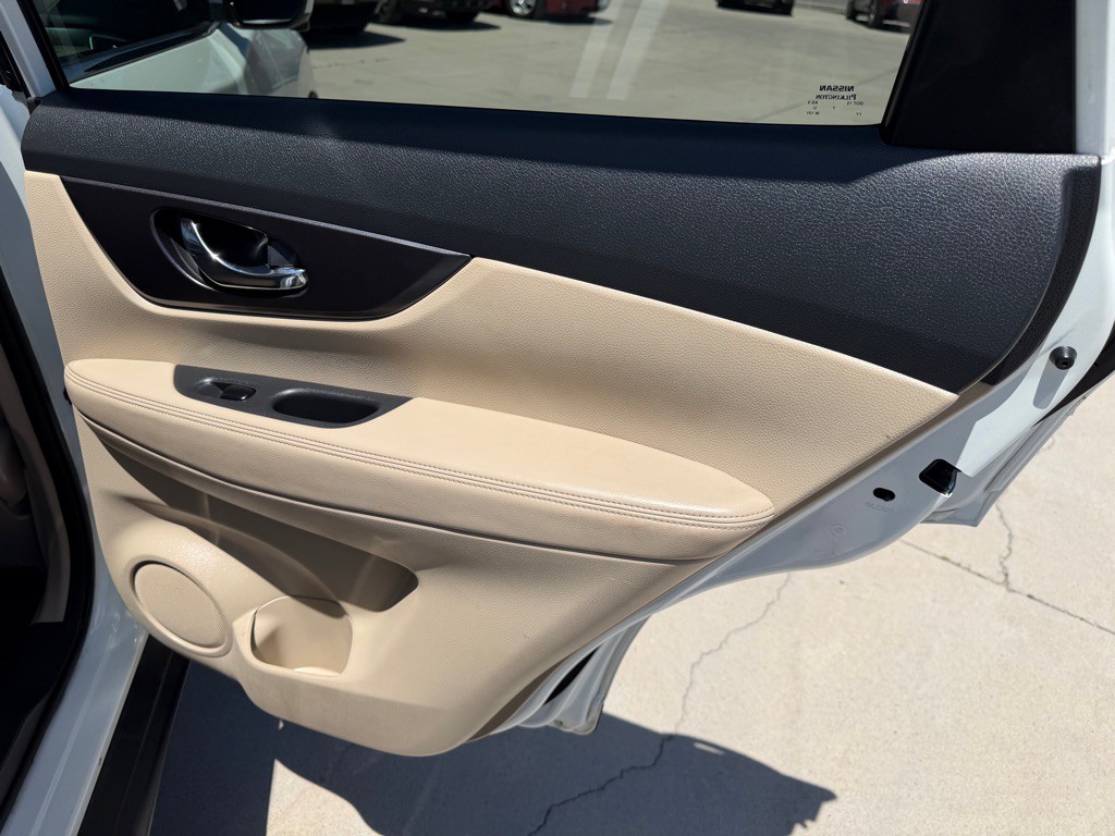 2016 Nissan Rogue Image 15