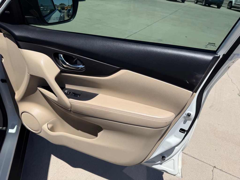 2016 Nissan Rogue Image 18